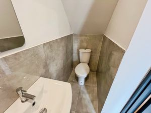 Guest wc- click for photo gallery